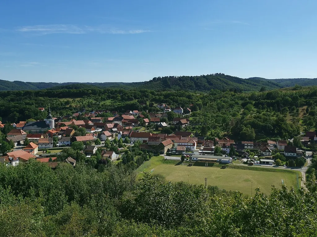 Blick von der Burgruine Altenburg auf Heimburg und den Nackenberg im Landschaftschutzgebiet Harzvorland