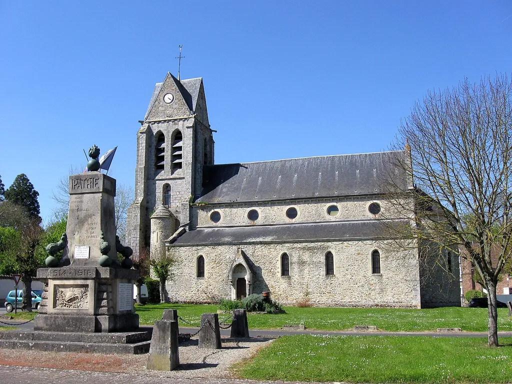 L'église Saint-Fiacre et le monument aux morts de Fontenailles. (Seine-et-Marne, région Île-de-France).