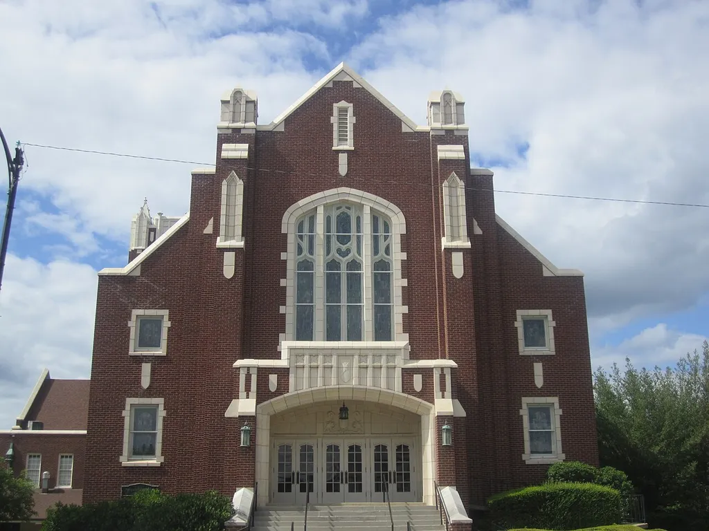 I took photo of First Presbyterian Church in El Dorado, AR, with Canon camera.
