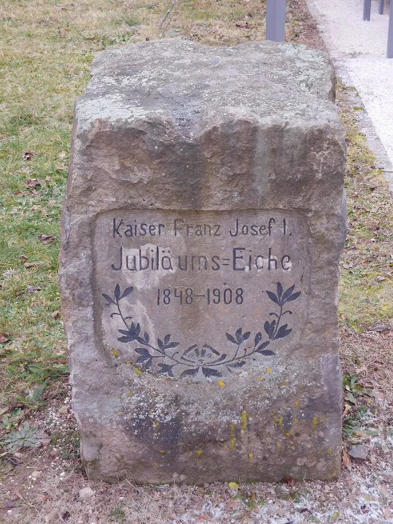 Hostinné - klášter, kámen od pamětního dubu Fratiška Josefa I.
