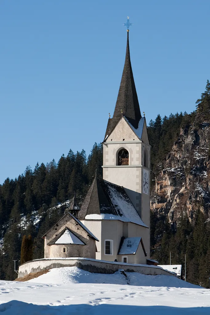 Katholische Kirche Allerheiligen mit Kapelle St. Luzius in Schmitten (GR)