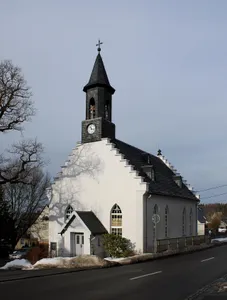 Kirche, Kriegerdenkmal für die Gefallenen des Ersten Weltkrieges und Gedenkbaum (Eiche) neben der Kirche Auer Straße 81