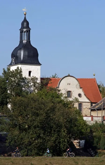 Sankt-Michaelis-Kirche Raßnitz Ortsteil Weßmar, Sicht von Süden über die Weiße Elster hinweg, mit Elster-Radweg