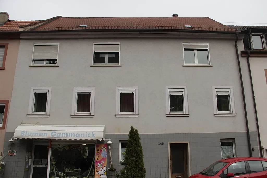 zwei- bzw. dreigeschossige Satteldachbauten mit Sockelgeschoss, im Kern Anfang 17. Jahrhundert, nach der Säkularisation stark erneuert, 19. Jahrhundert