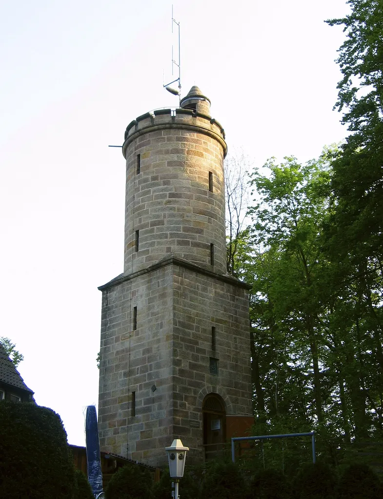 Der 1904 errichtete Kaiser-Karls-Turm in Bad Driburg, links ein Teil der „Sachsenklause“