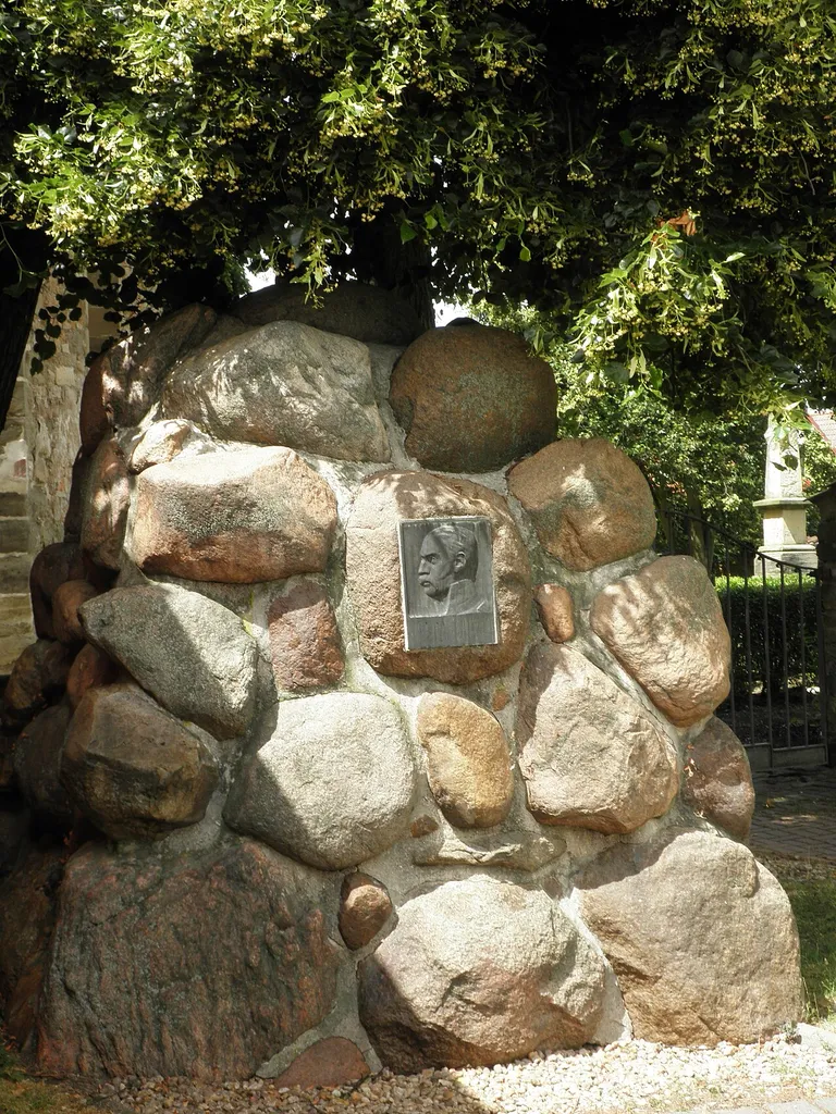 Monument Friedrich von Hellwig in Schloßvippach (Thuringia)