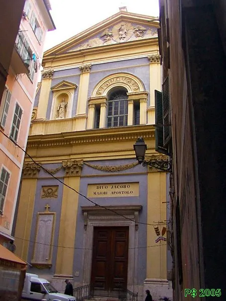 Nice - Quartier de la Vieille Ville Eglise du Jesu, rue droite Par bonheur, une minuscule placette permet un petit recul pour constituer cette prise de vue. Orientation Est.