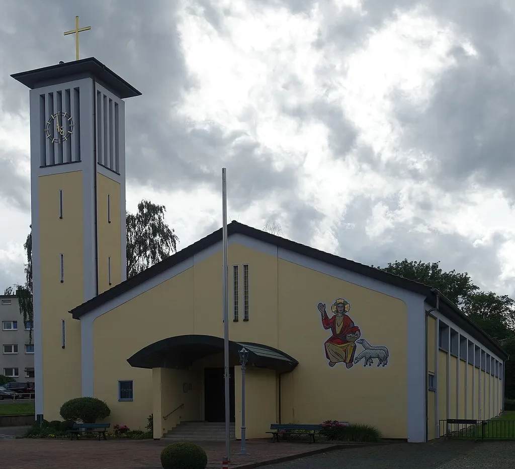 Blick von der Straße auf die Kirche
