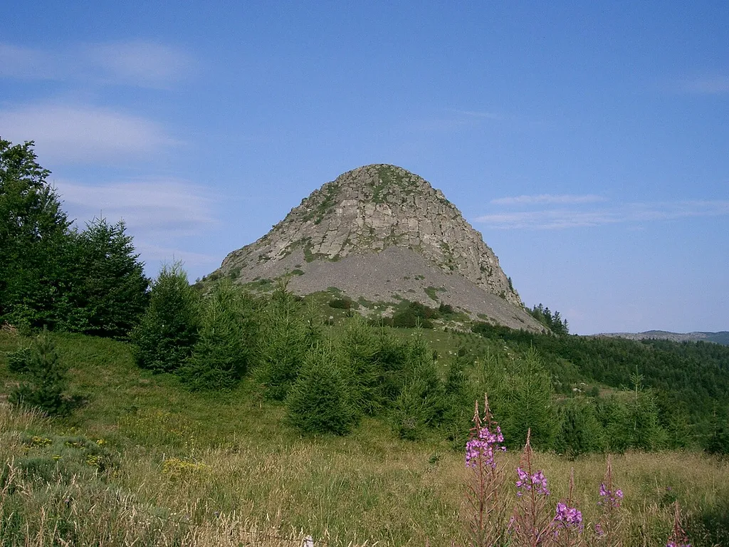 Mont Gerbier de Jonc (en venant de St Martial au nord-est)