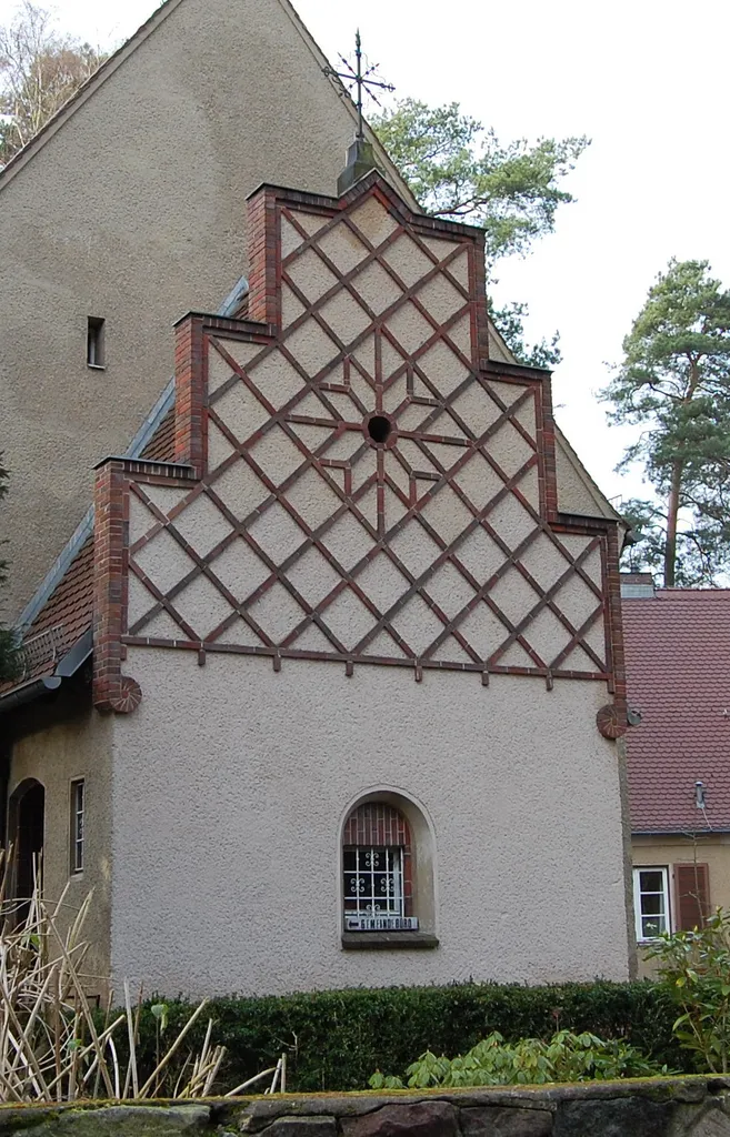 Jesus-Christus-Kirche, Ziergiebel