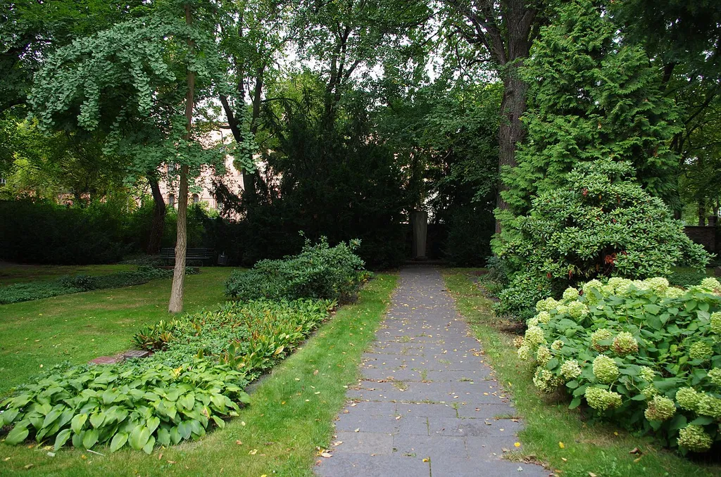 Der Kriegsgräberfriedhof befindet sic in Berlin-Moabit in der Wilsackerstraße. Der Hauptweg des Freidhofes. Hinten befindet sich die Gedenkstele.