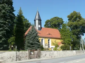 Baumgruppe an der Kirche