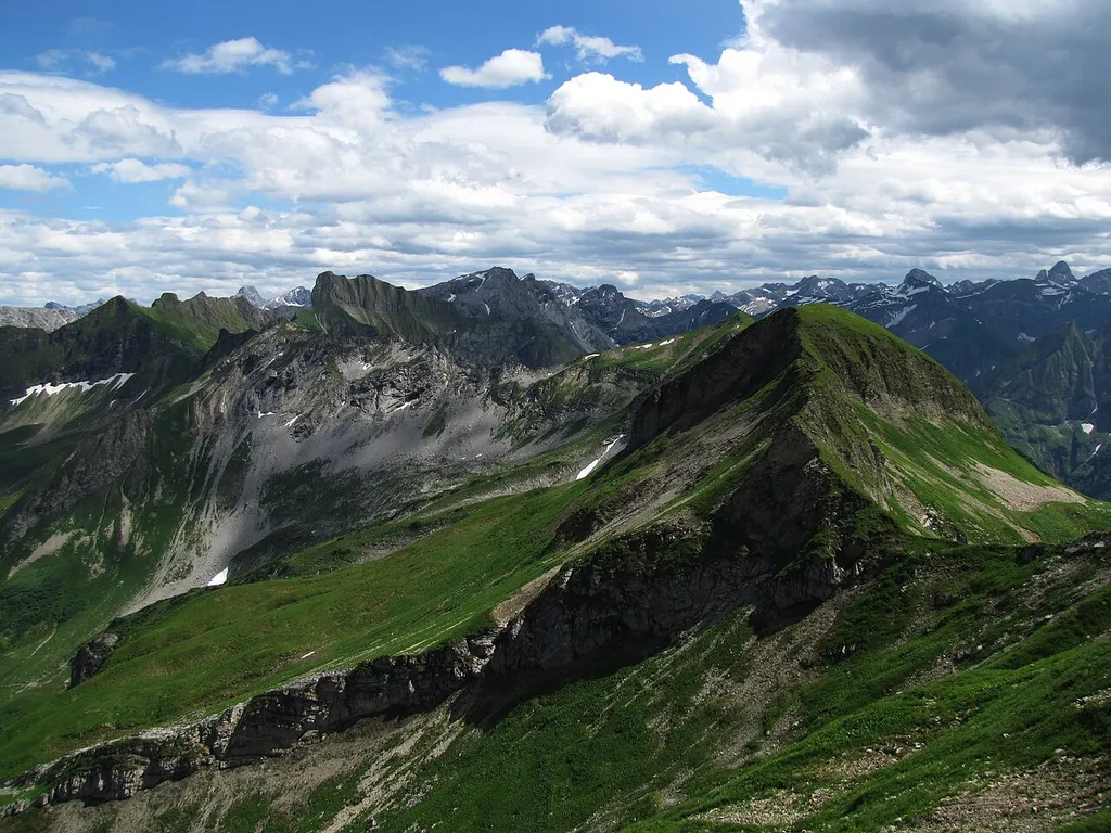 Blick vom Großen Seekopf nach Südosten zum Kleinen Seekopf (2096 m) und dem Lachenkopf (2111 m).