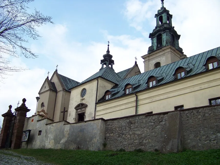 Zespół klasztorny na Karczówce: - kościół par. p.w. św. Karola Boromeusza, 1624-31 klasztor, 1629-31, XIX, zabudowania gospodarcze, 1 poł. XVIII ogrodzenie z basztami, XVII-XVIII teren niezabudowany na stoku góry, nr rej.: A-1189 z 25.08.1997