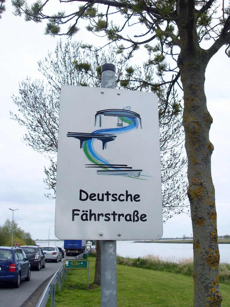 Sign and part of the Deutschen Fährstraße close to river Elbe near Wischhafen