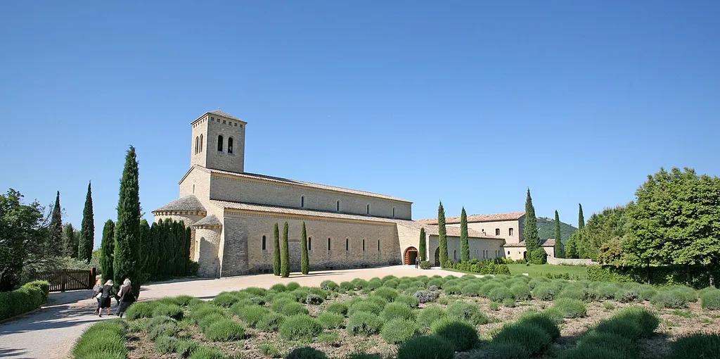 L'arrivée sur l'abbatiale de l'Abbaye Sainte-Madeleine du Barroux, Vaucluse, France.