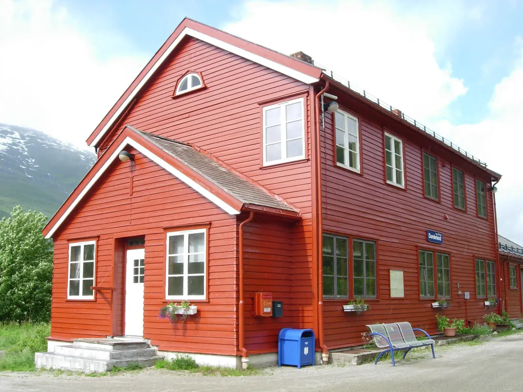 no:Dunderland stasjon on no:Nordlandsbanen, Norway