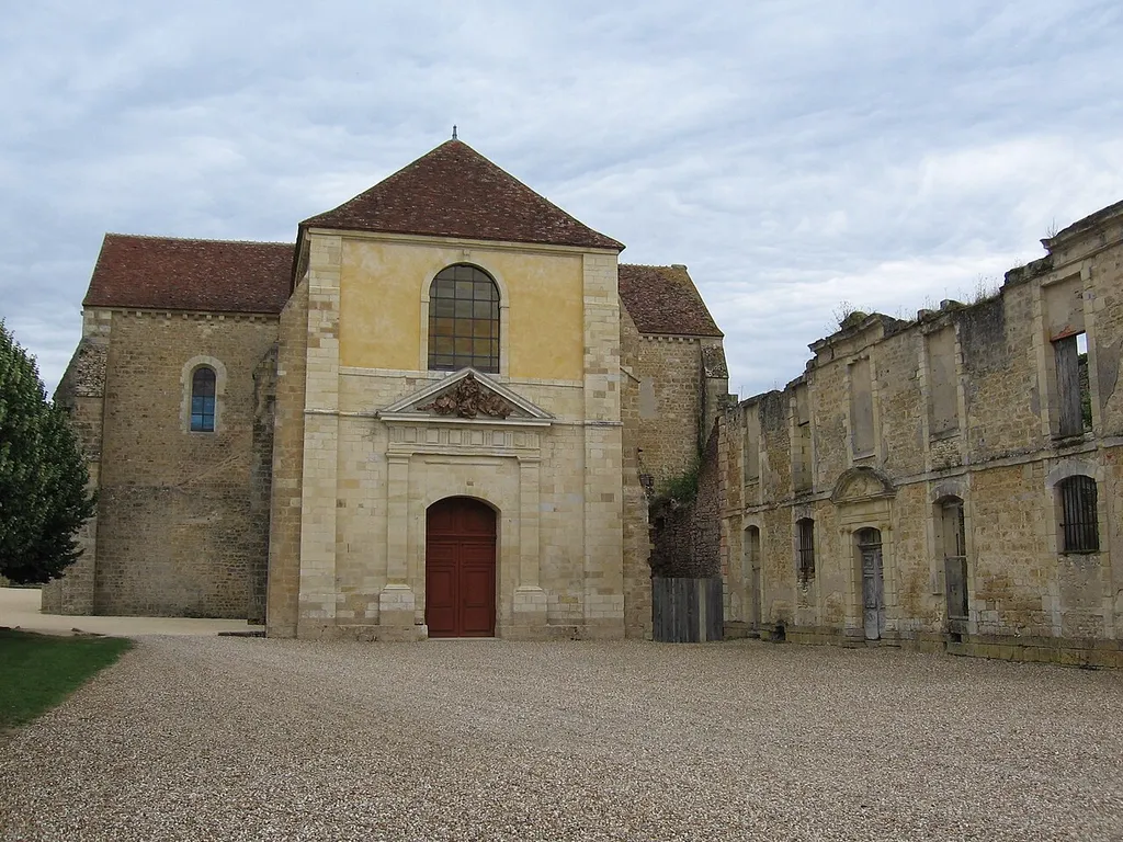 Église et palais abbatial de l'ancienne abbaye de Fontmorigny, aujourd'hui un centre culturel