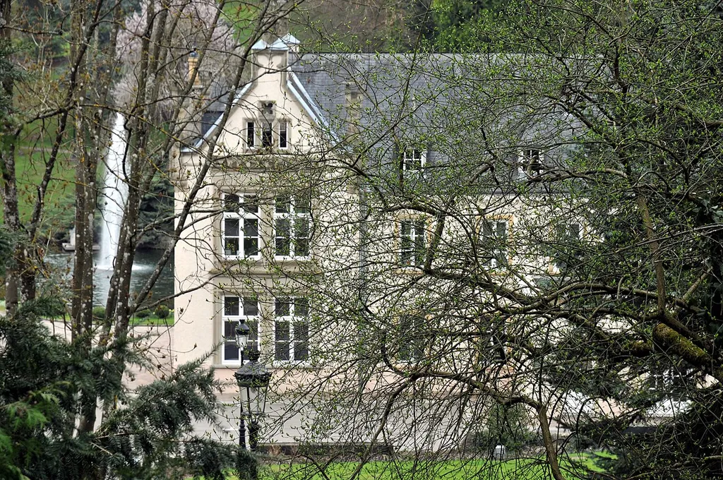 De grousse Weier mat der Waaserfontaine beim Sennenger Schlass vun der N1 aus gesinn.