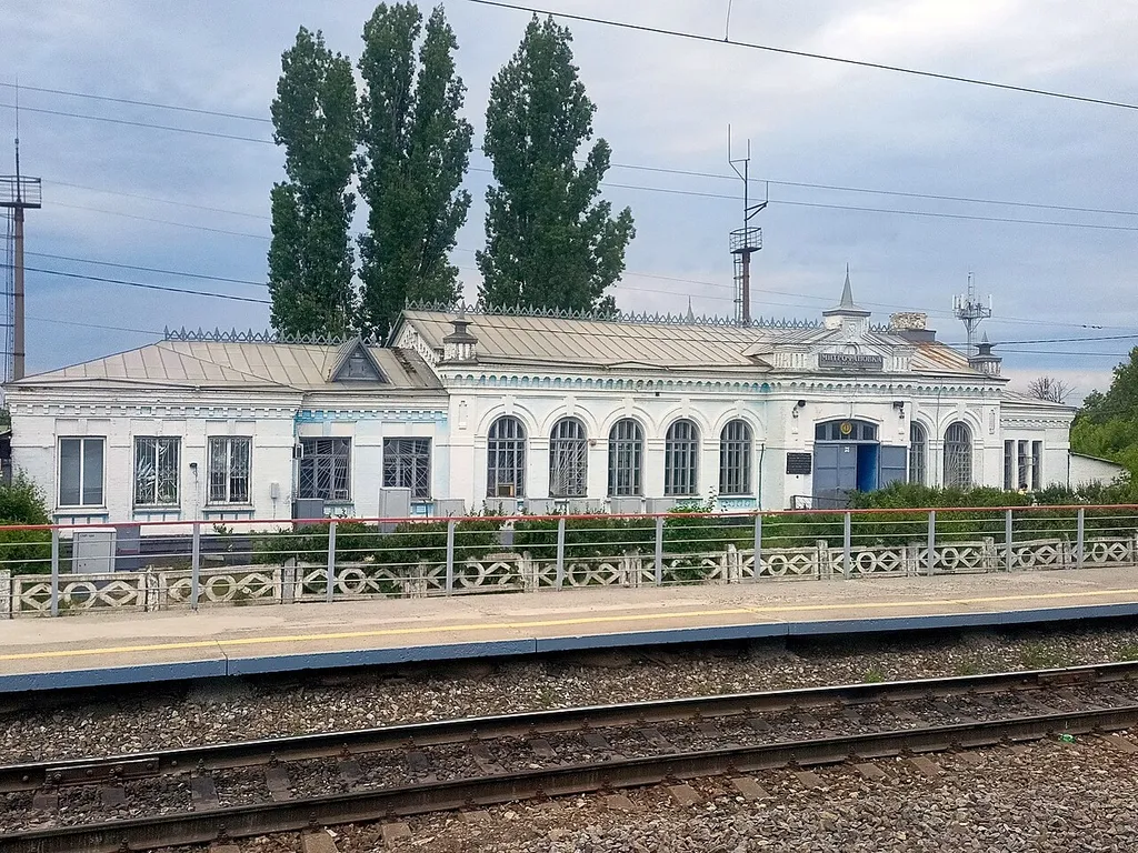 Станция Митрофановка, вокзал. Вид из поезда.