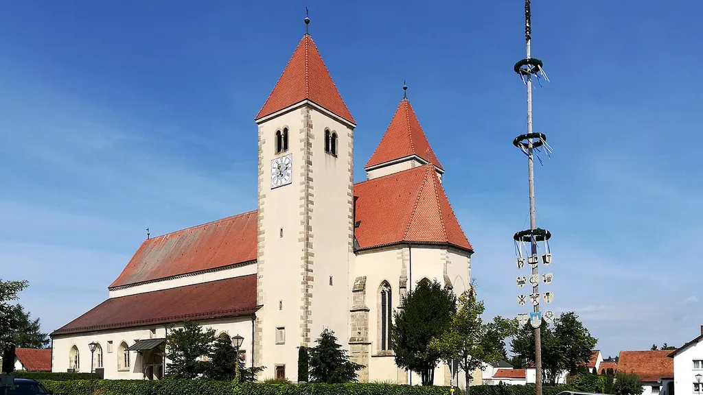 Die katholische Pfarrkirche Mariä Himmelfahrt ist ein denkmalgeschütztes Kirchengebäude in Chammünster.