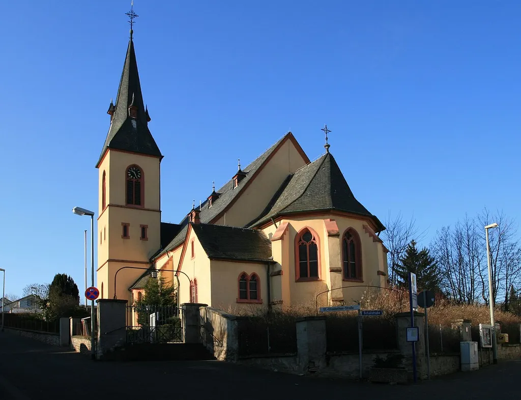 Katholische Pfarrkirche St. Martin in Oberwalluf, Rheingau, Hessen.