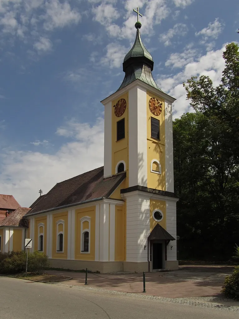 Kath. Pfarrkirche Heimsuchung Unsere Liebe Frau - Spätbarocke Saalkirche, 1726 nach einer angeblichen Marienerscheinung an Stelle einer Holzkapelle über einer Heilquelle errichtet. Kapellenneubau 1770, Neubau als Schlosskirche um 1800.