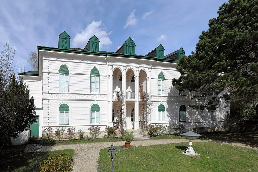 Südwestansicht des Geymüllerschlössels an der Adresse Pötzleinsdorfer Straße 102 in Pötzleinsdorf, ein Wiener Stadtteil im 18. Gemeindebezirk Währing. Das Schlössel wurde um 1810 im Auftrag des Wiener Handelsherrn und Bankiers Johann Jakob Geymüller (1760–1834) als Sommerresidenz errichtet und ist aktuell (2024) eine Expositur des Museums für angewandte Kunst (MAK).