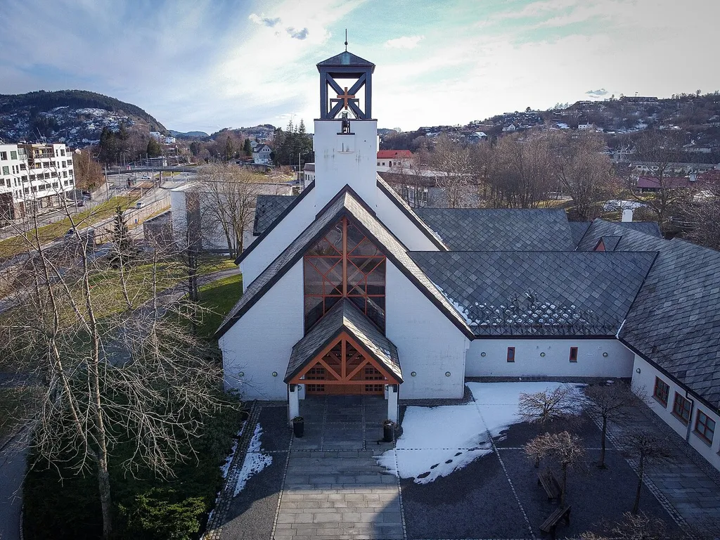 Skjold kirke sett fra et litt uvanlig perspektiv