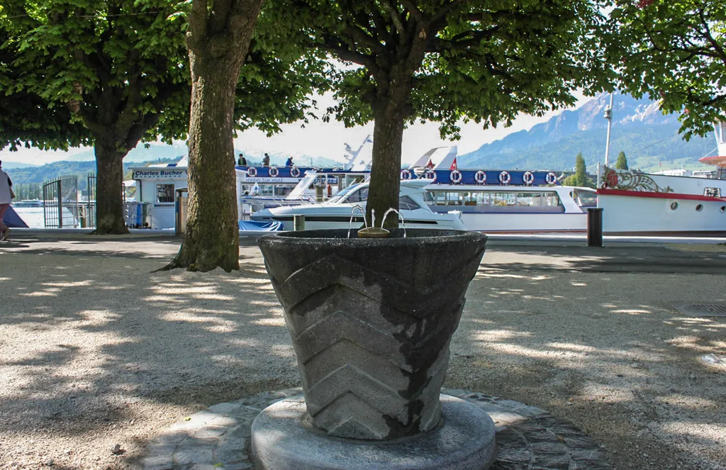 Picture of the "Schweizerhofquaibrunnen" in Lucerne