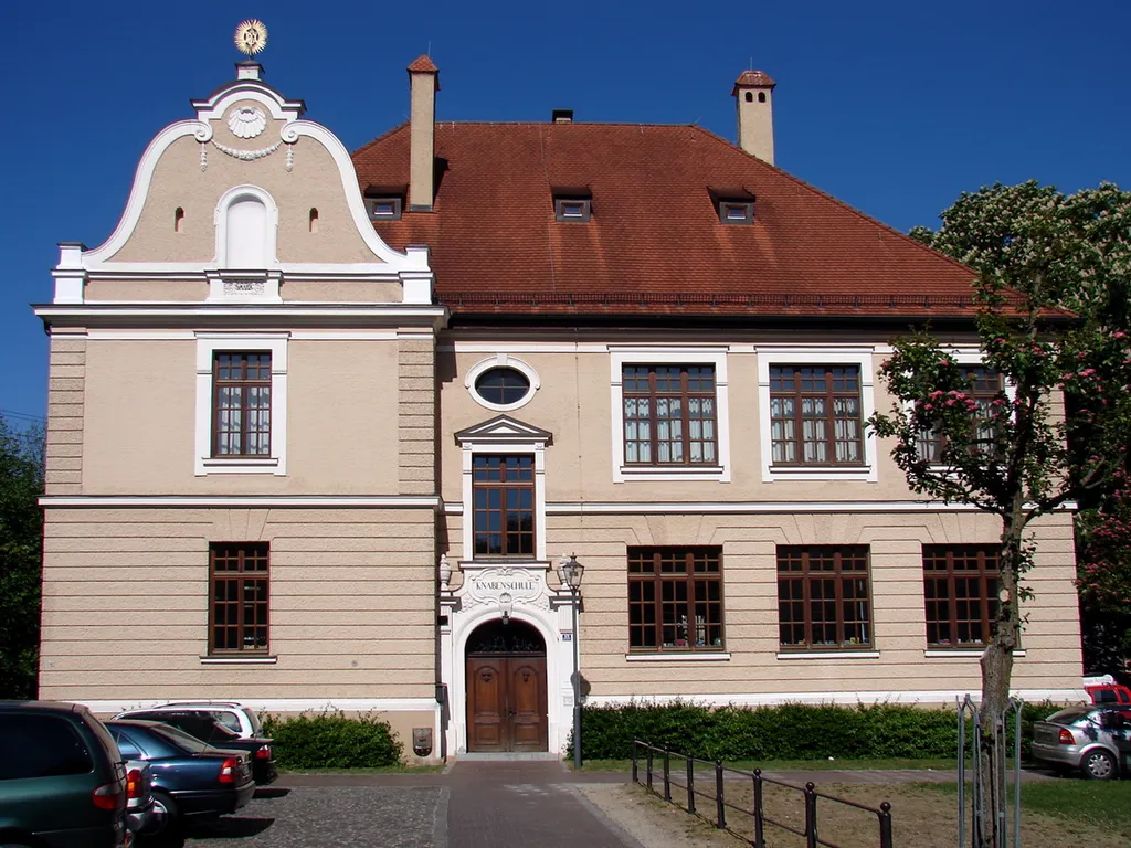 Schulhaus, barockisierender Walmdachbau mit Blendgiebel