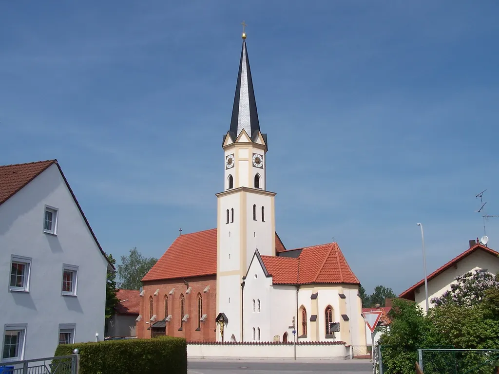 Kirche Mariä Himmelfahrt Hüttenkofen, Gemeinde Mengkofen. Die Kirche wurde 1852 neu erbaut. Der Turmunterbau stammt aus der Zeit um 1400.
