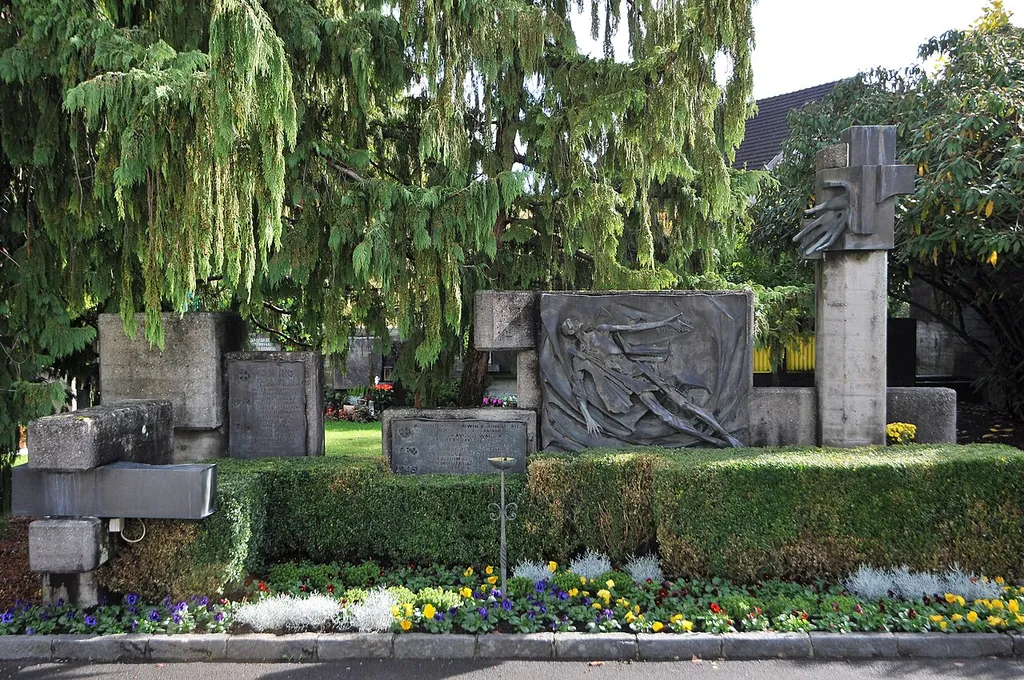Altes Kriegerdenkmal 1914–1918 und Gefallenendenkmal 1939–1945 von Albert Wider in Meiningen (Vorarlberg).
