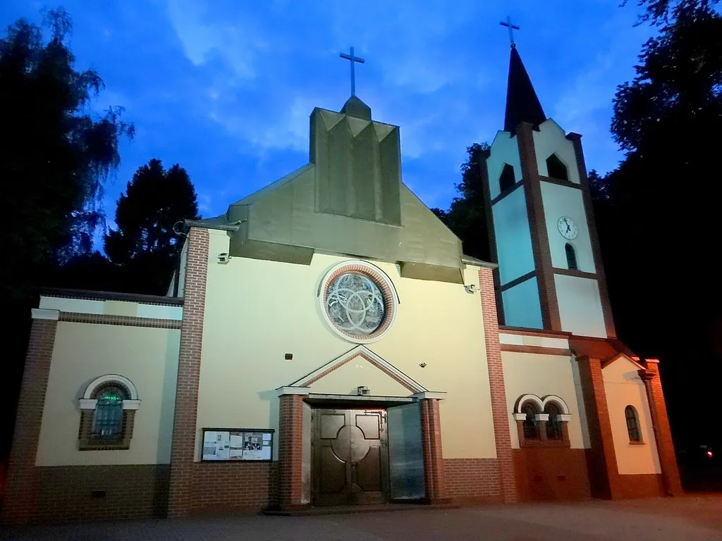 Cmentarz ewangelicki (obecnie komunalny) z kościołem parafialnym pw. Najświętszego Serca Pana Jezusa, kaplicą przedpogrzebową (obecnie zarząd cmentarza) oraz grobowcem rodziny von Herbst ul. Malczewskiego, Sopot