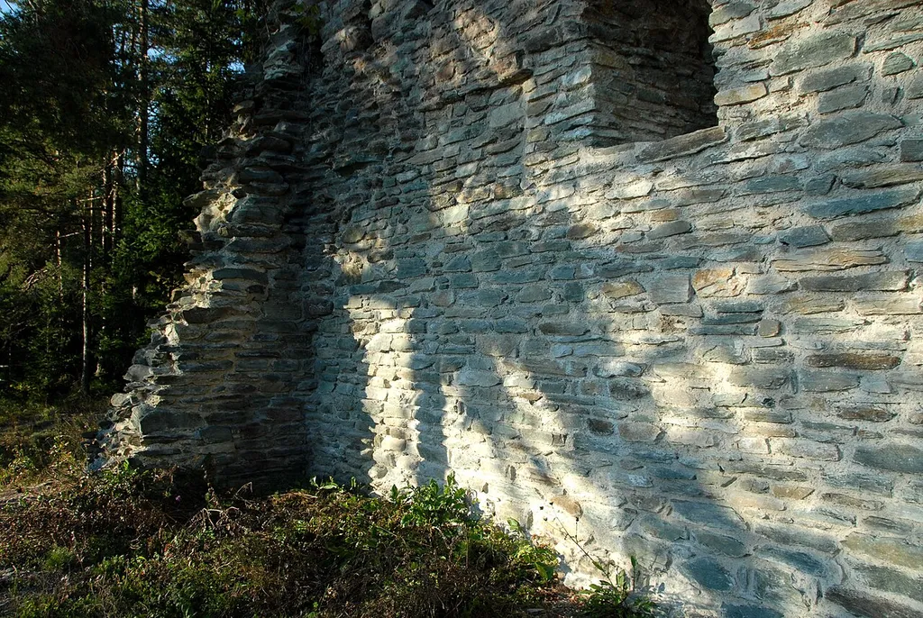 Ruin of castle Hohenburg in the community of Lurnfeld, Carinthia, Austria This media shows the protected monument with ObjektID 46114 in Austria. (Commons, de, Wikidata)