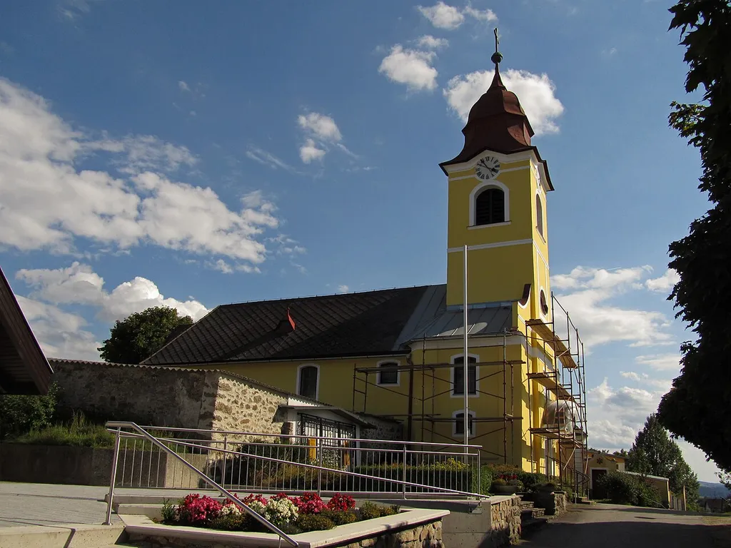 Die 1700–1706 erbaute, barocke Saalkirche hat einen Westturm von 1798 und ist mit Friedhof und Pfarrhof zu einer Einheit verbunden.