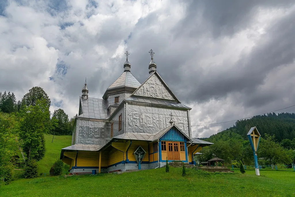 Троїцька церква, Верхній Ясенів, біля цвинтаря