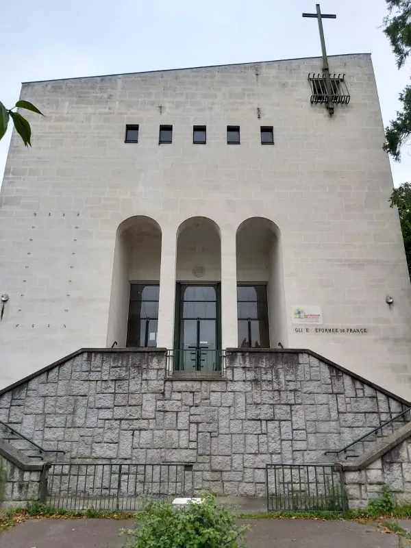 Extérieur du temple protestant de Nantes, inauguré en 1958