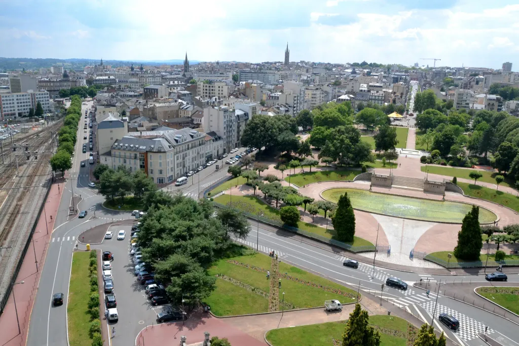 Vue sur le centre-ville de Limoges depuis le campanile de la gare. Au premier plan, le Champ de Juillet.