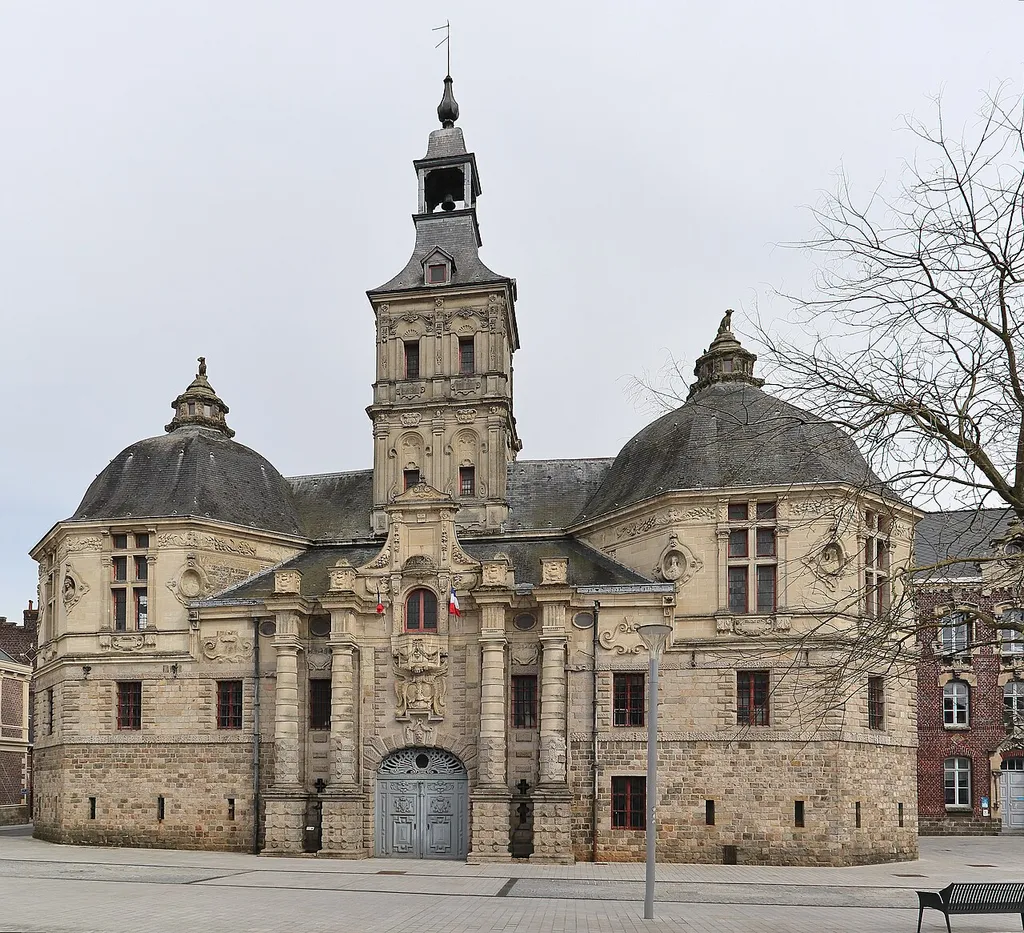 L'édifice appelé échevinage constituait l'entrée et l'accueil de l'abbaye de Saint-Amand et a été érigé lors de la reconstruction de l'abbaye par l'abbé Dubois au milieu du XVIIIe siècle. Avant la Révolution, les échevins avec le maire ou le prévôt y tenaient leurs réunions. On y rendait la justice, on y emprisonnait les condamnés. Après le transfert des affaires judiciaires au tribunal de Valenciennes dans les années 1960, la salle dite de haute justice devint un salon de réception (le salon Watteau).