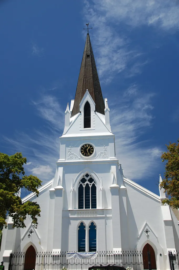 Stellenbosch: Voorkant van die Gotiese styl NG Moedergemeente aan die punt van Kerkstraat