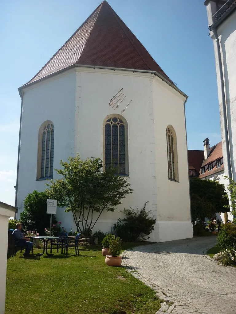 Schlosskirche St. Martin Wörth an der Donau mit Sonnenuhr