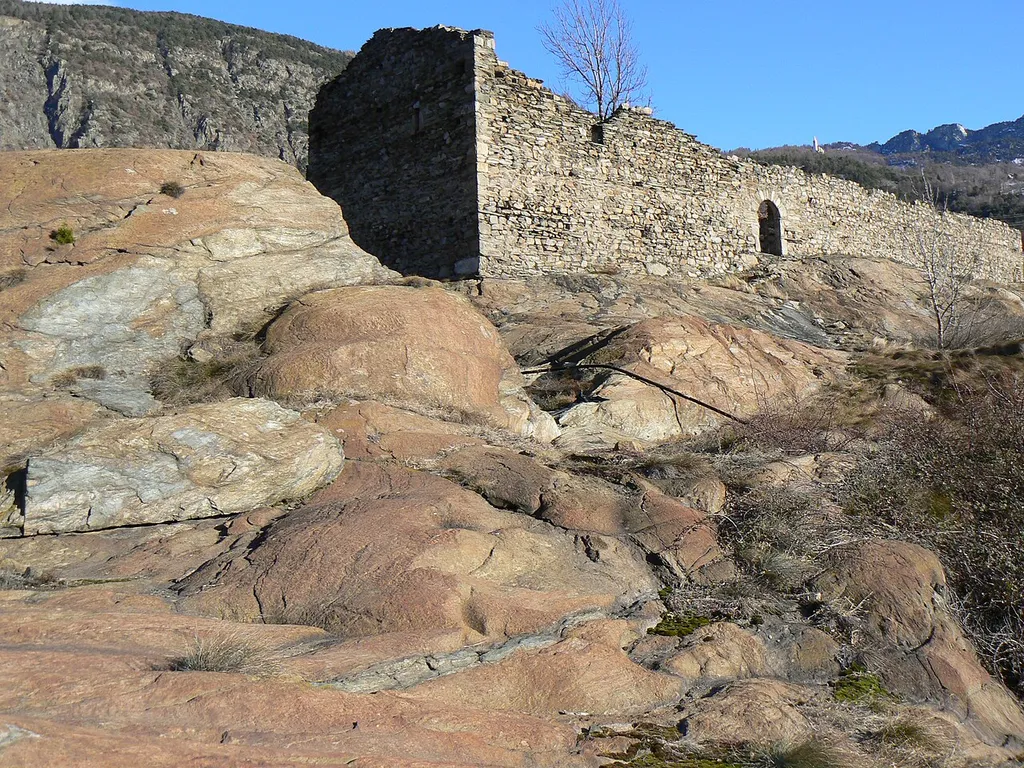 Castello di Chenal e rocce del Sito archeologico preistorico di Chenal. Montjovet, Valle d'Aosta, Italia.