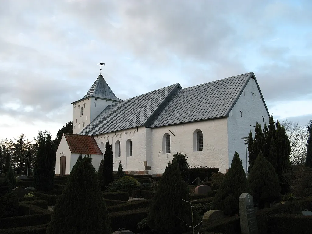 Hostrup Kirke, Hostrup sogn, Esbjerg kommune (former: Skads Herred, Ribe Amt). Kirken set fra sydvest.