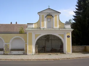 Klostermauerrest mit Blendarkaden und Ölberggruppe Waldsassen