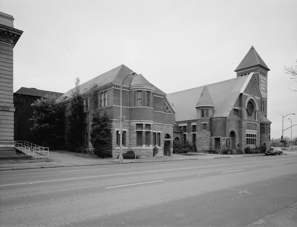 First Unitarian Church of Oakland (built 1891), located at 685 14th Street in western Downtown Oakland, California. Image: HABS—Historic American Buildings Survey in Oakland.