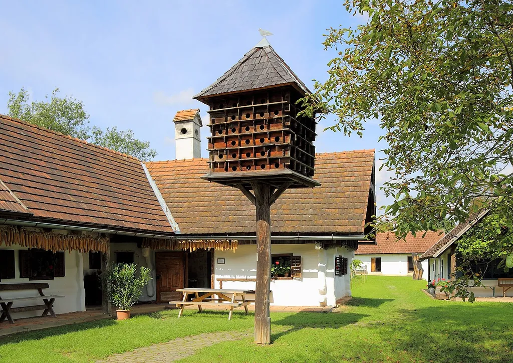 Taubenschlag im Freilichtmuseum Gerersdorf (Objektnummer 2) in der burgenländischen Gemeinde Gerersdorf-Sulz. Ein Taubenschlag für 96 Tauben(familien) aus der Mitte des 19. Jahrhunderts, der ursprünglich im Hof der Wohlrab-Mühle in Wulkaprodersdorf stand und 1995 hierher übertragen wurde. In früheren Zeiten galten gebratene oder gekochte Tauben als ein wertvolles Lebensmittel.