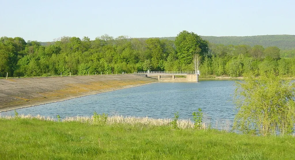 Staudamm und Teil des Stausees Talsperre Hopfgarten, Thüringen