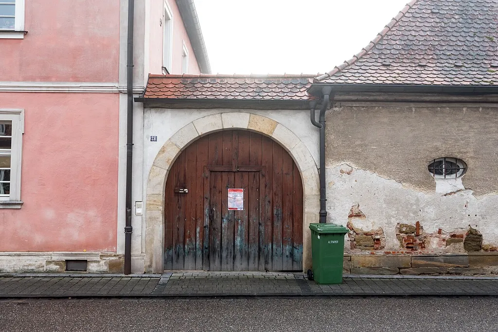 Tor Bahnhofstraße 28 in Hallstadt