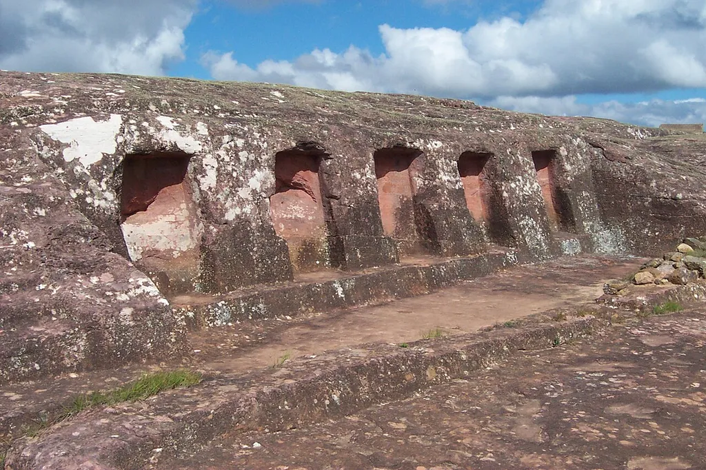 Eigen foto. Nissen in de zijwand van de monoliet El Fuerte de Samaipata; Bolivia zomer 2002.